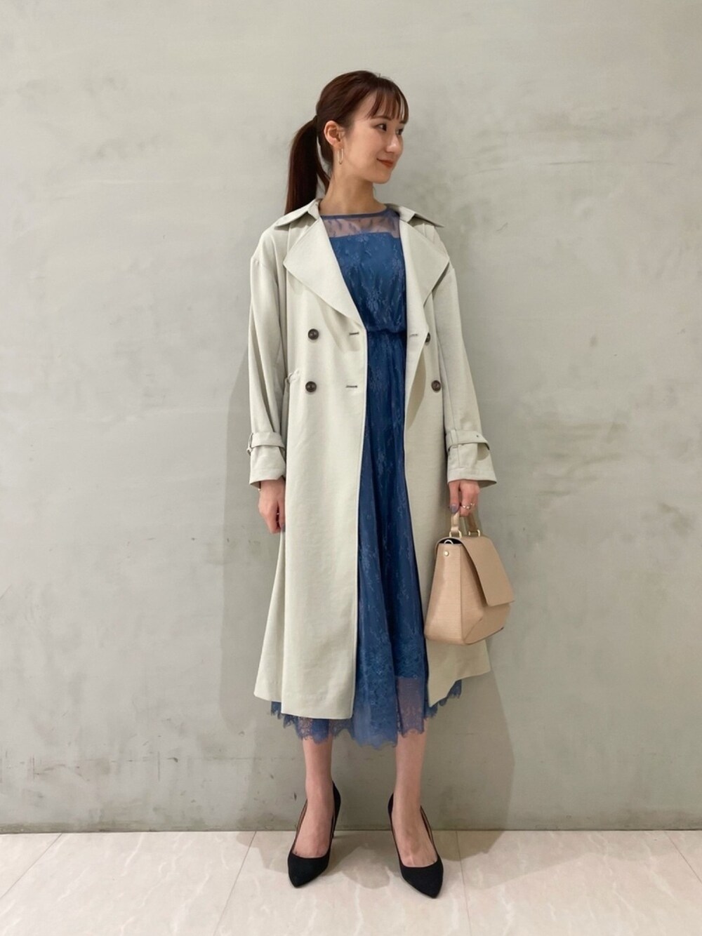 「ドレス、レース、トレンチコート、オケージョン、結婚式、二次会、ワンピース、春アウター、春コーデ」｜「URBAN RESEARCHの【一部WEB限定カラー】LA MAISON　総レースロングワンピース（ドレス、ブルー系）」を使った、momokaさん（レディース・164cm）の春コーディネートの1枚目の写真