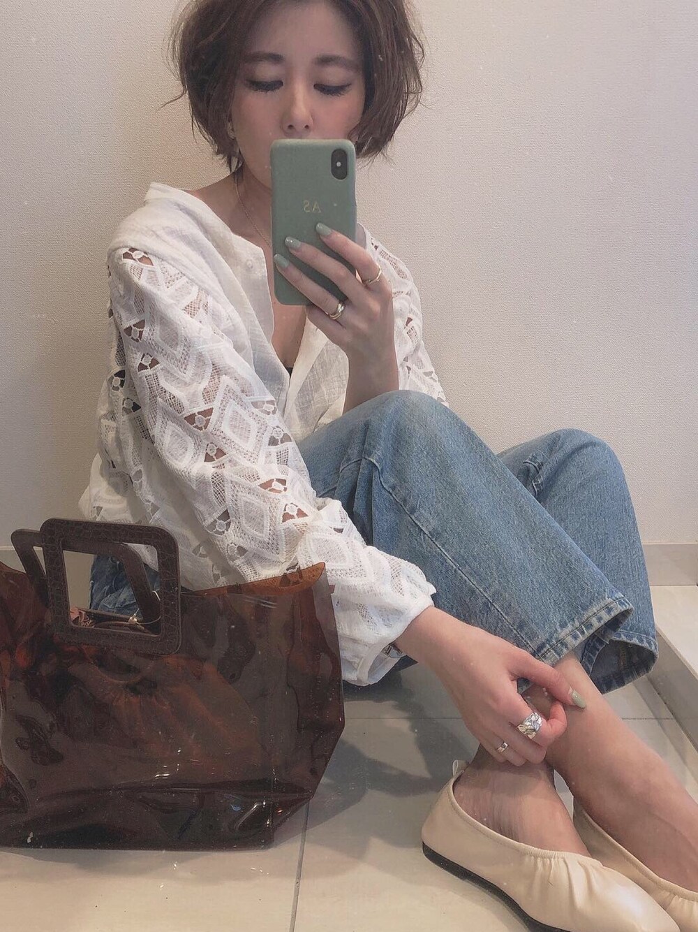 ホワイト系のシャツ/ブラウス、ホワイト系のバレエシューズ、ブラウン系のトートバッグを着用したレディースの春コーディネートの1枚目の写真