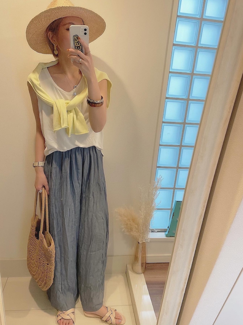 「シンプル、プチプラ、大人女子、パンツコーデ、休日スタイル、春カラースタイル、ゆるコーデ」｜「Re:EDITの[低身長サイズ有]楊柳ワイドスカンツ（その他パンツ、ブルー系）」を使った、asmさん（レディース・161cm）の春コーディネートの1枚目の写真