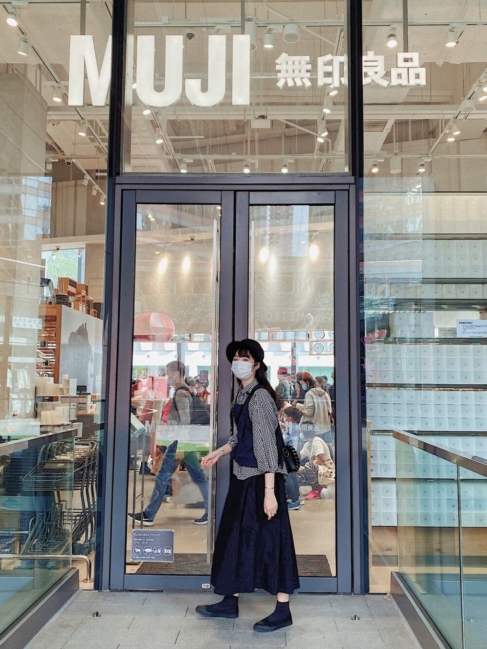 「girl、Hong Kong」｜「MUJI Laboのアイテム（スリッポン、ブラック系）」を使った、tangppppppeieiei さん（レディース・168cm）の秋コーディネートの1枚目の写真