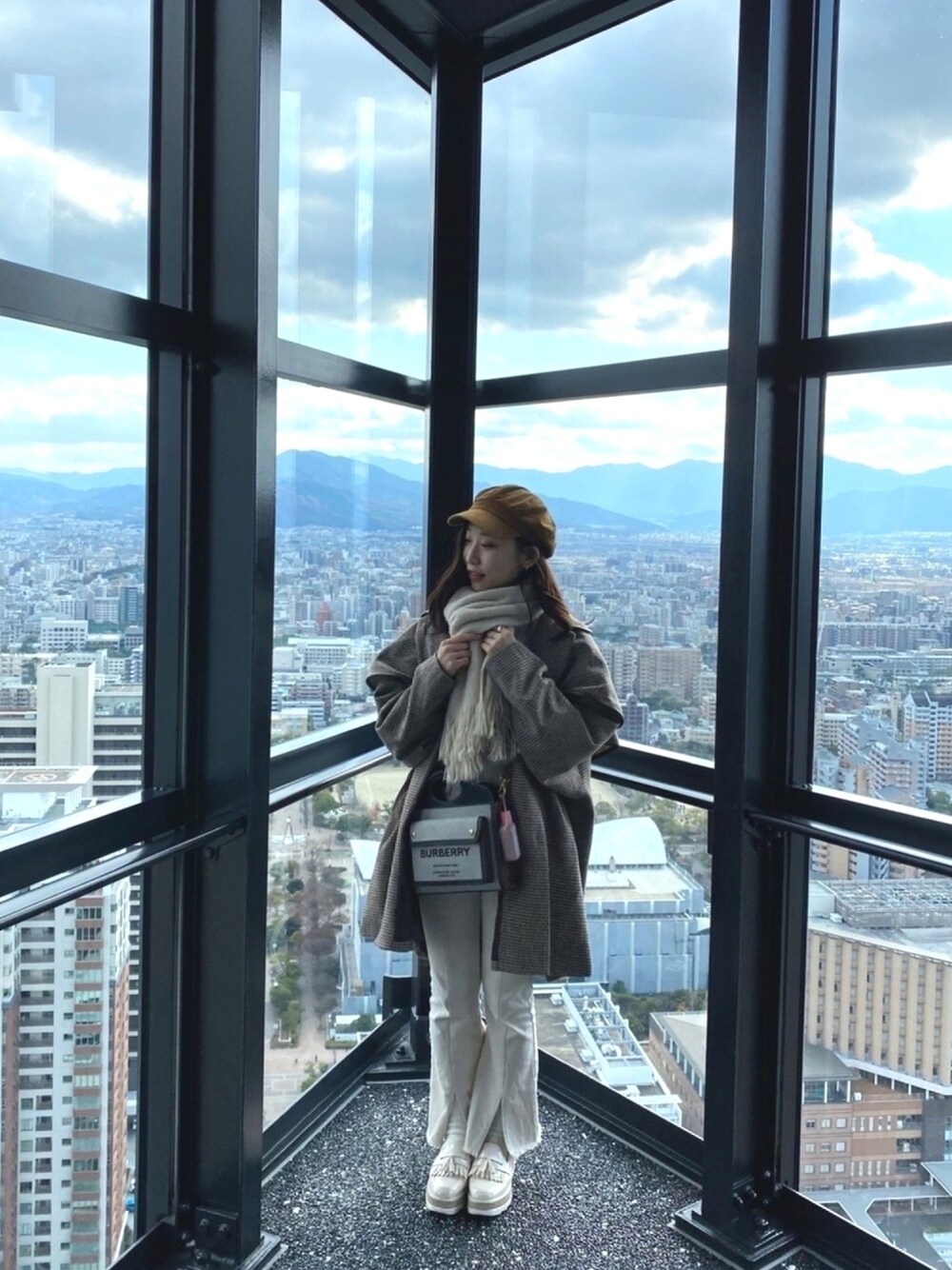 「キャスケット、チェック、デニム、ホワイトパンツ、フレアパンツ、ローファー、冬コーデ」｜「Chicoのアイテム（マフラー、ホワイト系）」を使った、さわ☺︎さん（レディース・154cm）の冬コーディネートの1枚目の写真