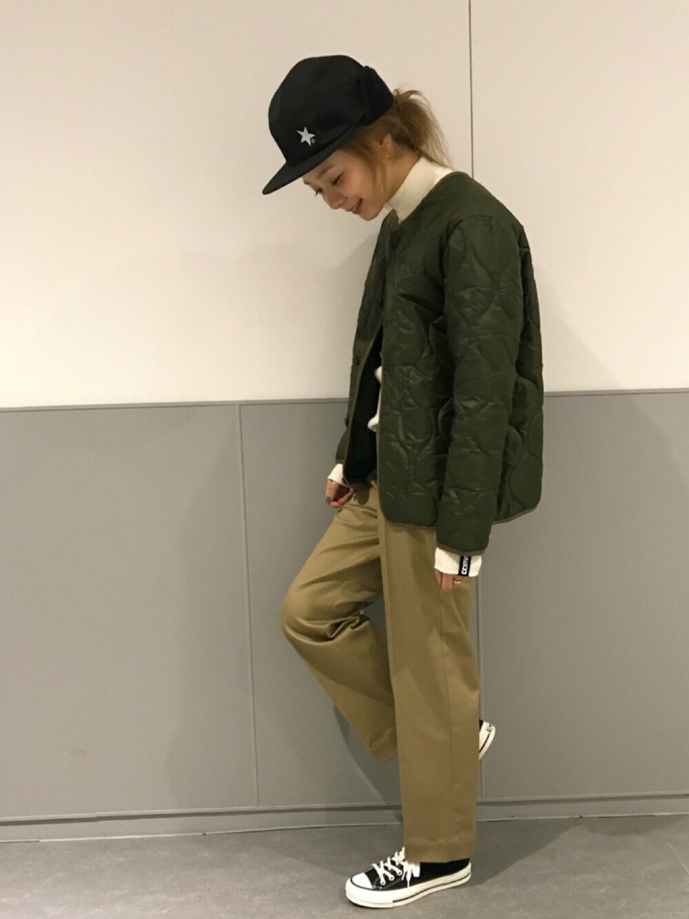 「CONVERSE TOKYO、カジュアル、アースカラー」｜「CONVERSE TOKYOのCONVERSE TOKYO/コンバーストウキョウ ハイウエストチノ（チノパンツ、ベージュ系）」を使った、MIOさん（レディース・163cm）の秋コーディネートの1枚目の写真