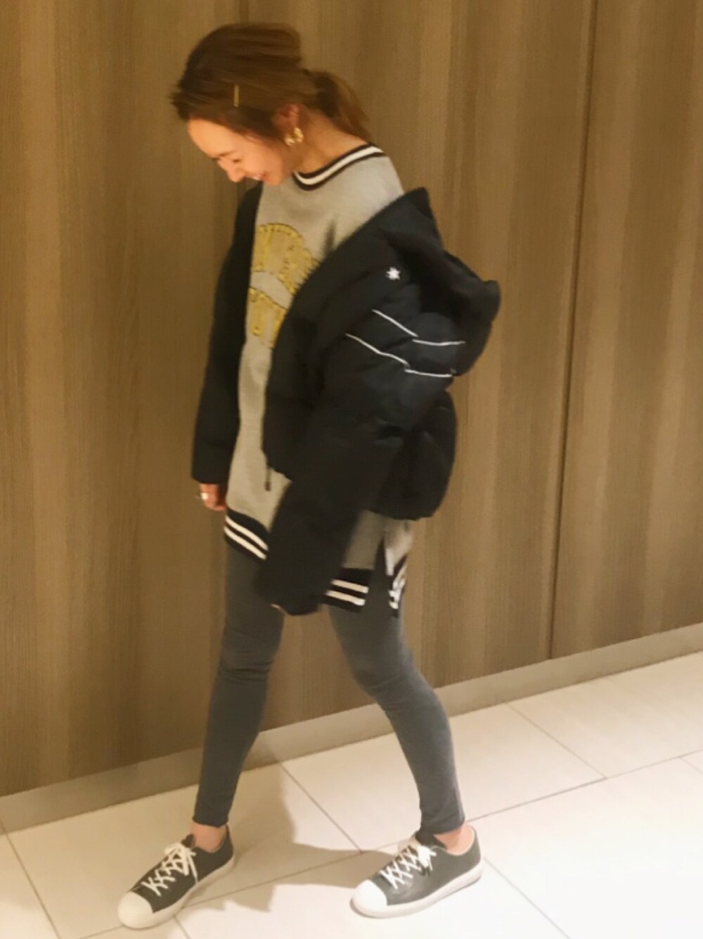「CONVERSE TOKYO、コンバーストウキョウ、アイラブCONVERSE」｜「CONVERSE TOKYOのCONVERSE TOKYO/コンバーストウキョウ　カレッジプルオーバースウェット（スウェット、グレー系）」を使った、MIOさん（レディース・163cm）の冬コーディネートの1枚目の写真