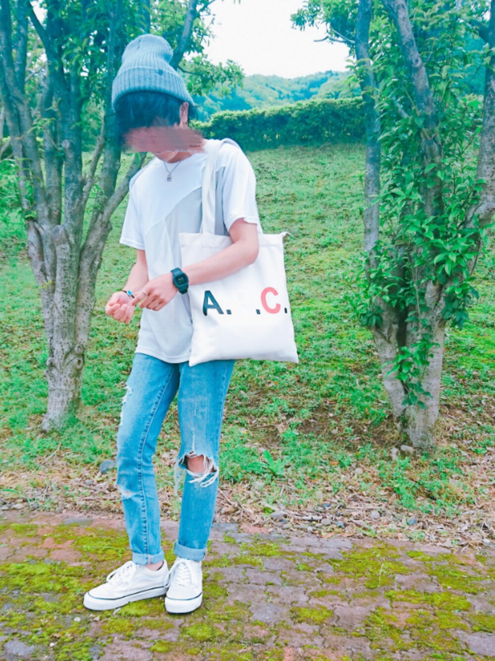 「Tシャツ、デニムパンツ、ニット帽、トートバッグ、スニーカー、おしゃれさんと繋がりたい」｜「GAPのアイテム（デニムパンツ、ブルー系）」を使った、おぐさん（メンズ・156cm）の春コーディネートの1枚目の写真