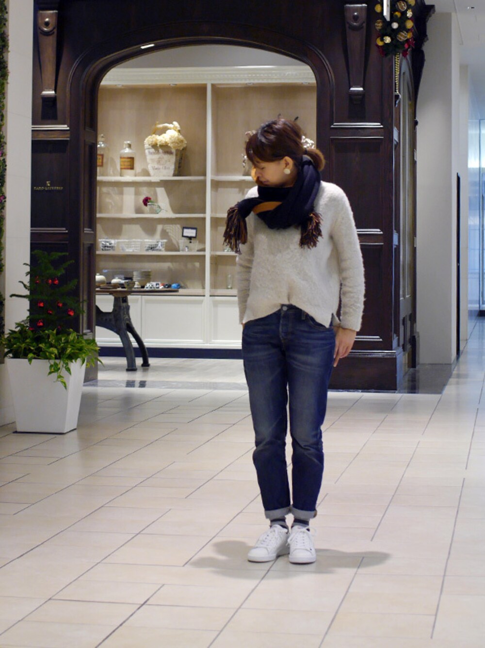 「ニット、デニム、カジュアル、 スニーカー、オフホワイト、Levi's、冬、Patrick、パトリック」｜「PATRICKのQUEBEC(ケベック)_WHT（スニーカー、ホワイト系）」を使った、LB_HASEGAWAさん（レディース・159cm）の冬コーディネートの1枚目の写真