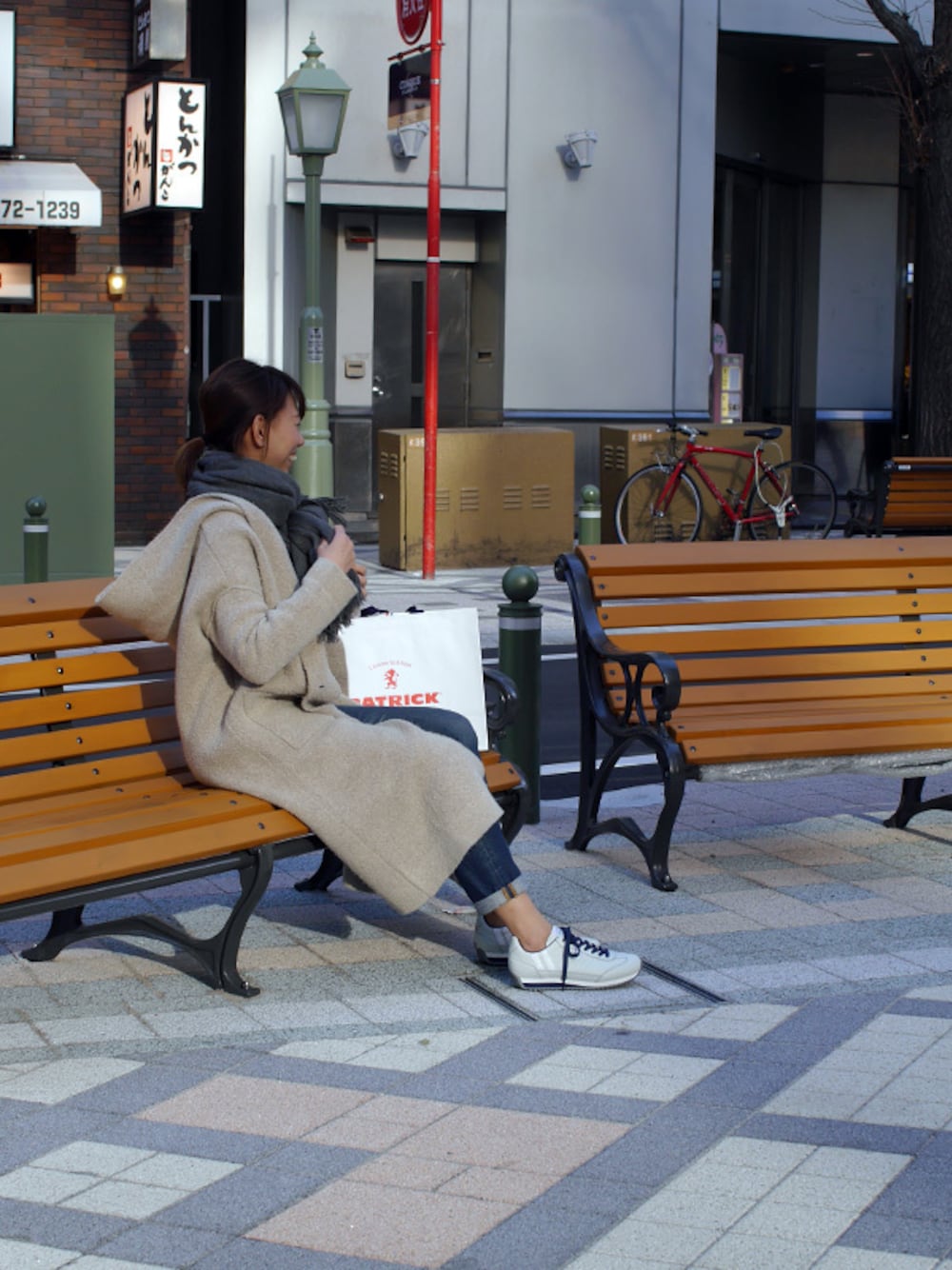 「デニム、グレー、ZARA、白スニーカー、Levi's、ロングカーディガン、Patrick、パトリック」｜「PATRICKのMARATHON-L(マラソン-レザー)_W/N（スニーカー、ホワイト系）」を使った、LB_HASEGAWAさん（レディース・159cm）の冬コーディネートの1枚目の写真