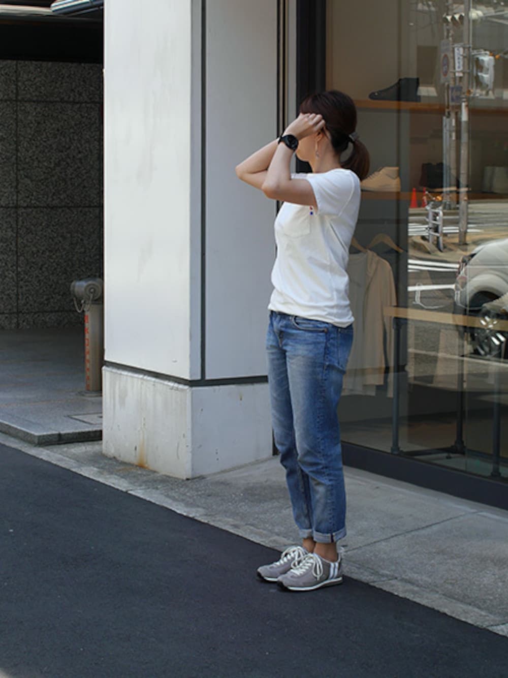 「カジュアル、夏、 スニーカー、 デニム、ポケットＴシャツ、白Tシャツ、Patrick、パトリック、 アパレル」｜「PATRICKのBOSTON-LⅡ(ボストンレザーⅡ)_MOCA（スニーカー、グレー系）」を使った、LB_HASEGAWAさん（レディース・159cm）の春コーディネートの1枚目の写真