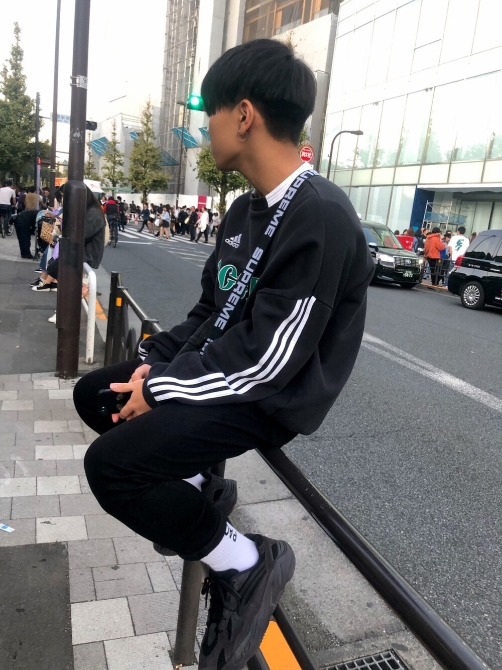 「Gosha Rubchinskiyのアイテム（トップス、ブラック系）」を使った、りょーすけさん（メンズ・167cm）の秋コーディネートの1枚目の写真