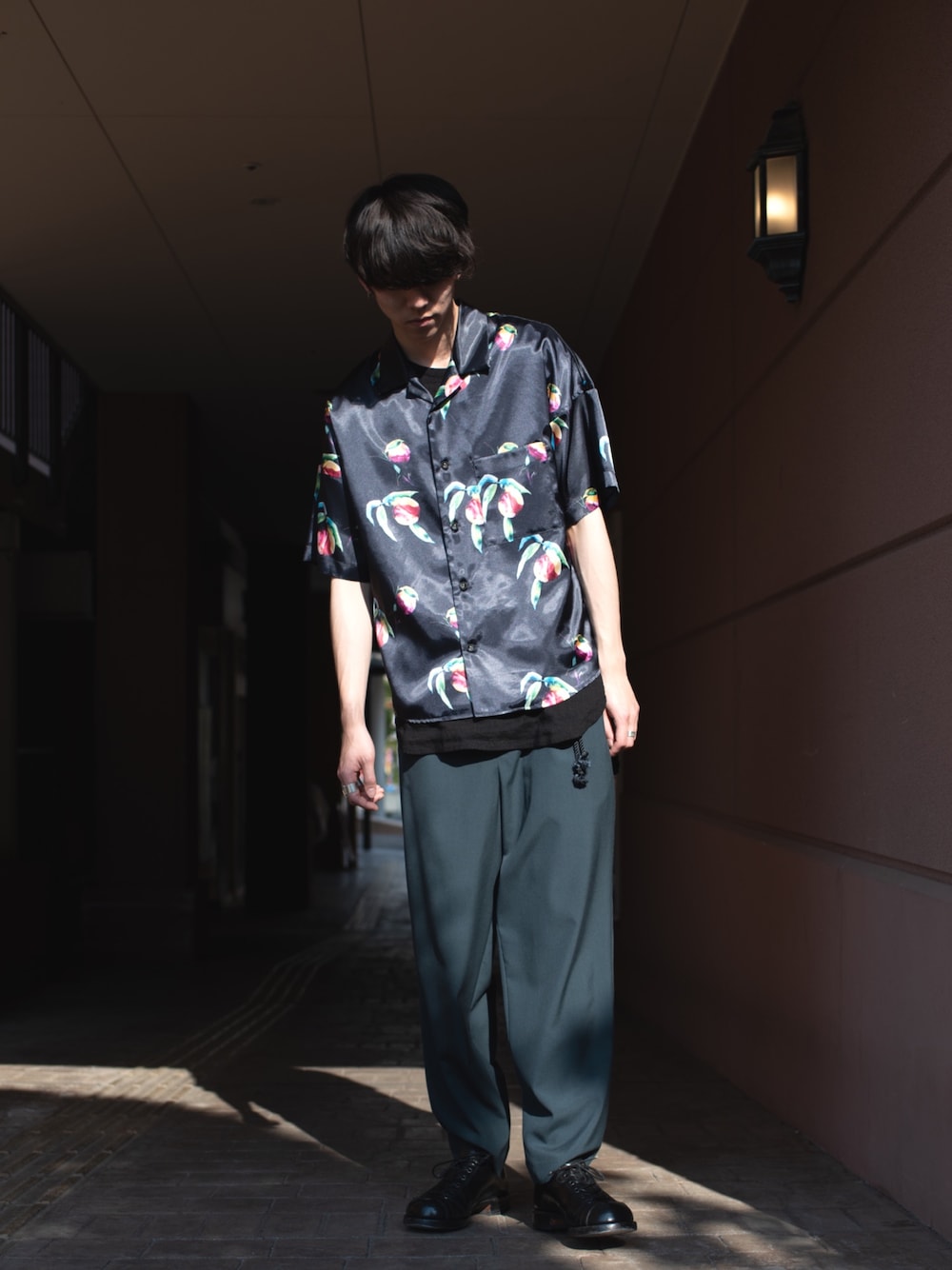 「シンプルコーデ、夏コーデ、オープンカラーシャツ、柄シャツ、Sise、ETHOSENS、イージーパンツ、モード、休日スタイル、ootd」｜「SISEのアイテム（シャツ/ブラウス、ブラック系）」を使った、yuuma　matsuueさん（メンズ・190cm）の春コーディネートの1枚目の写真