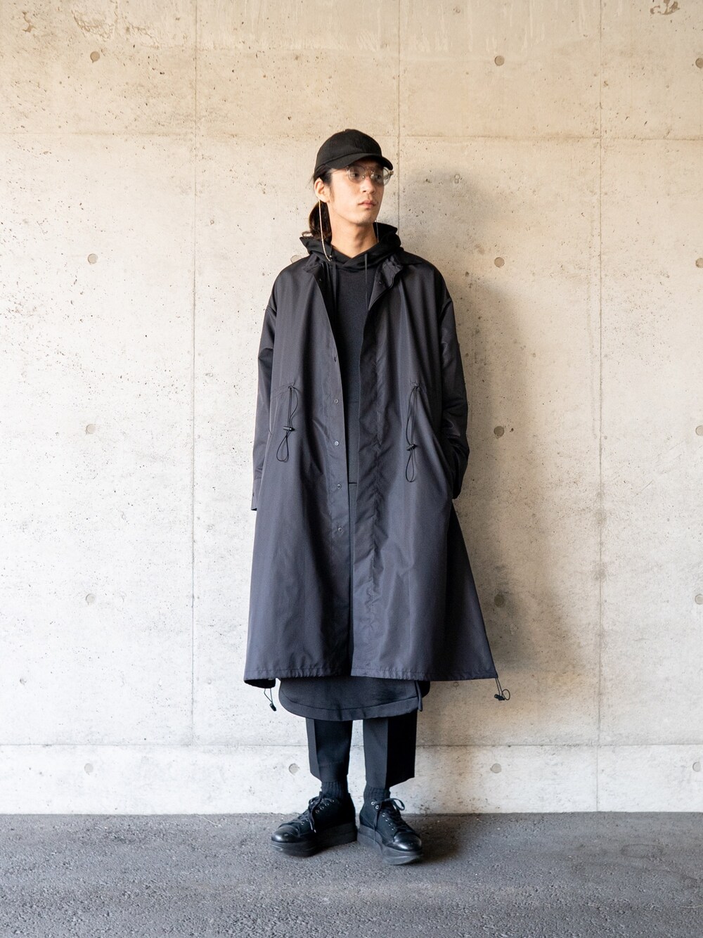 「年末WEAR感謝祭、大人コーデ、黒、モノトーンコーデ、冬のコーデ、コート、モード、モードストリート、キャップ、スニーカーコーデ」｜「SISEのアイテム（キャップ、ブラック系）」を使った、yuuma　matsuueさん（メンズ・190cm）の冬コーディネートの1枚目の写真