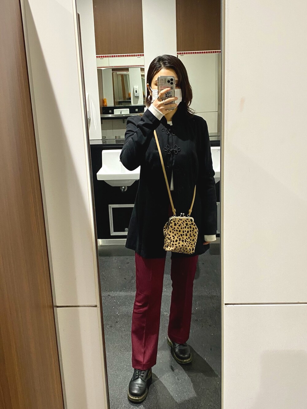 ブラック系のシャツ/ブラウス、ブラック系のブーツを着用したレディースの春コーディネートの1枚目の写真