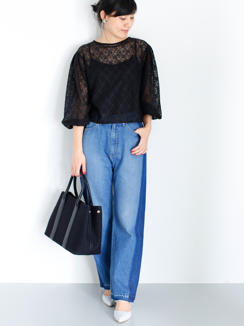 「オトナカジュアル、デニムパンツ、オトナ女子、雨の日コーデ、streetstyle、レーストップス、花見、春コーデ、トートバッグ、ママコーデ」｜「KBFのKBF バックボタンレースプルオーバー（シャツ/ブラウス、ブラック系）」を使った、☆シルビ☆さん（レディース・168cm）の春コーディネートの1枚目の写真