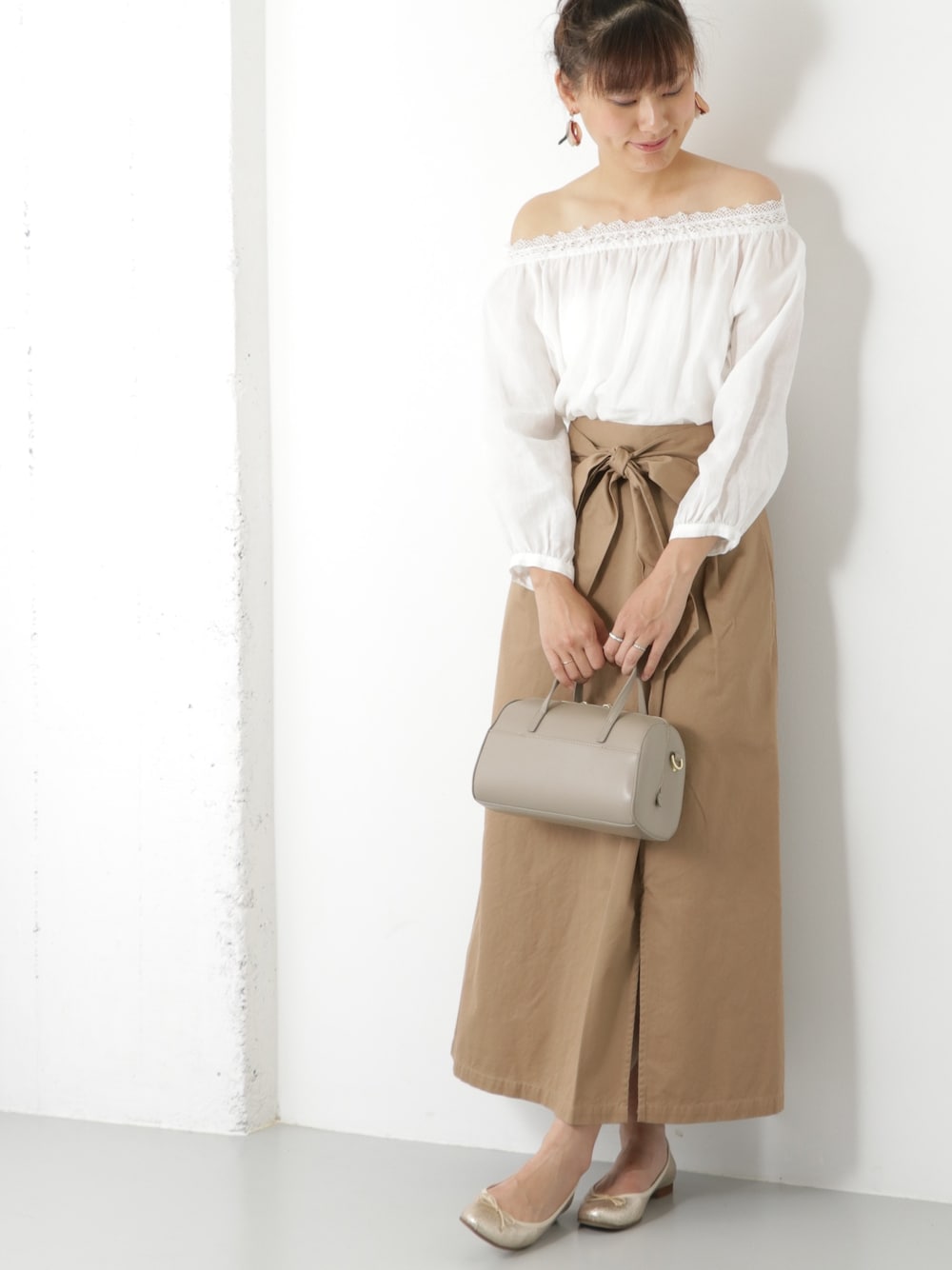 「シンプル、オトナカジュアル、プチプラ、休日コーデ、バレエシューズ、デートスタイル（WOMEN）、ロングスカート、オフショル、オフショルダー、ラクチンコーデ」｜「URBAN RESEARCHのUR オフショルネックレース付ラミーブラウス（シャツ/ブラウス、ホワイト系）」を使った、☆シルビ☆さん（レディース・168cm）の夏コーディネートの1枚目の写真