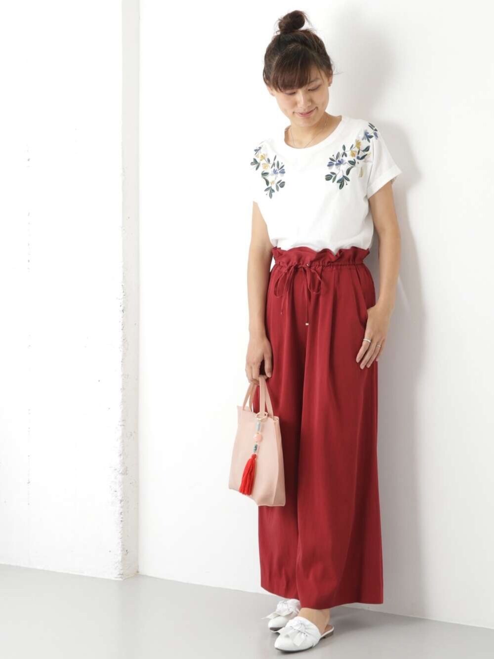 「大人カジュアル、casual、ラクチンコーデ、リラックススタイル、ママファッション、シンプルコーデ、Tシャツ、おだんごヘアー、赤、パンツスタイル」｜「URBAN RESEARCHの 【TRILL掲載】UR 配色刺繍Tシャツ　（Tシャツ/カットソー、ホワイト系）」を使った、☆シルビ☆さん（レディース・168cm）の夏コーディネートの1枚目の写真