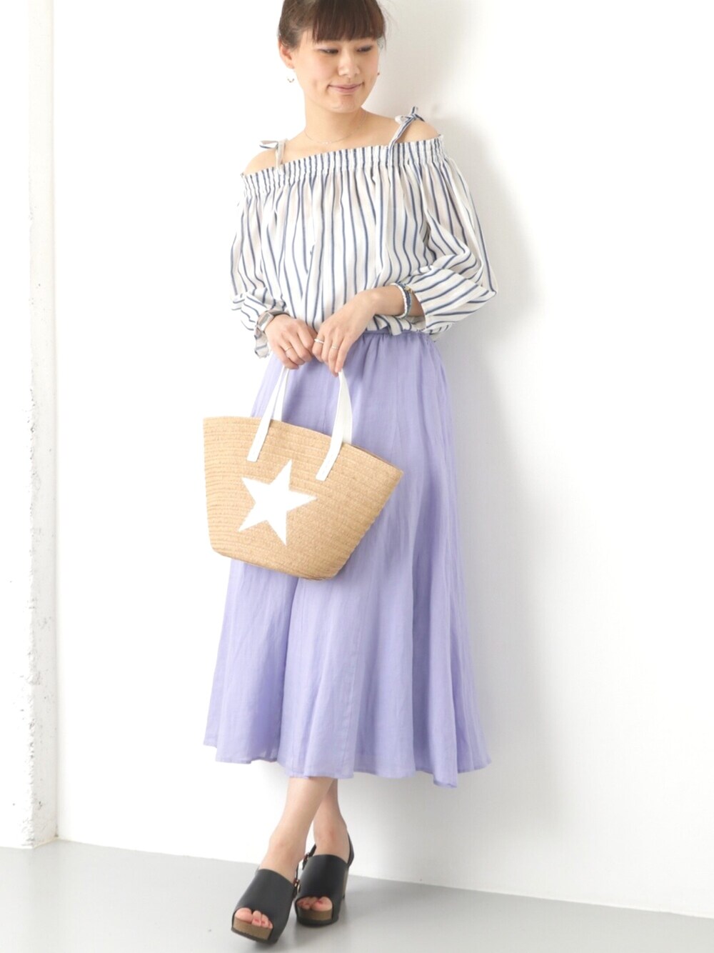 「夏コーデ、ゆるコーデ、シンプル、オトナカジュアル、オフショル、フェミニン、オトナ女子、かごバッグ、ウェッジソール、休日スタイル」｜「URBAN RESEARCHの UR ストライプオフショルブラウス（シャツ/ブラウス、ブルー系）」を使った、☆シルビ☆さん（レディース・168cm）の夏コーディネートの1枚目の写真