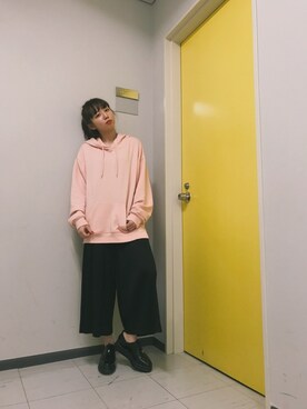 「勝田里奈」｜「アイテム（パーカー）」を使った、勝田里奈さん（レディース・161cm）の春コーディネート