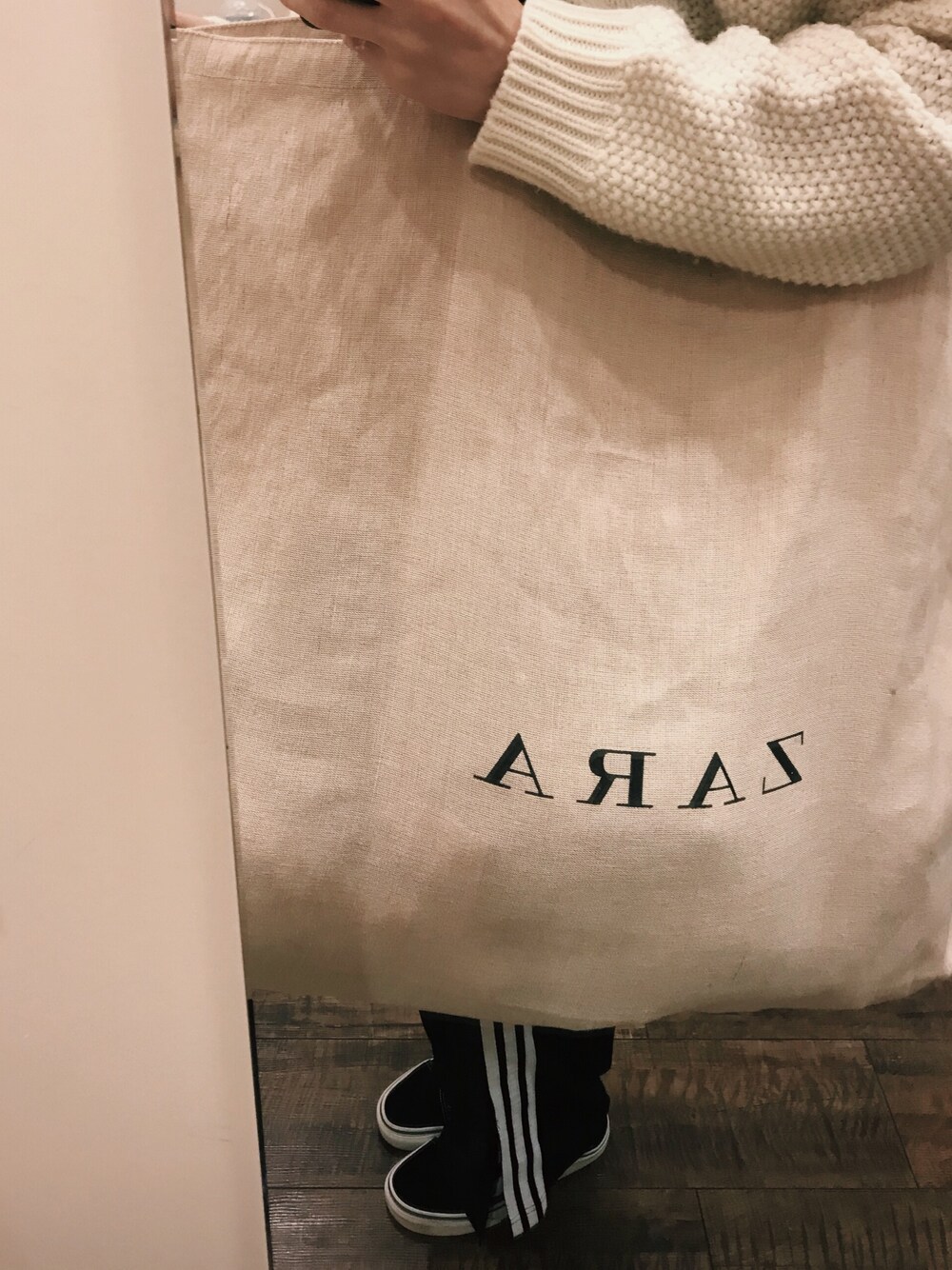 「勝田里奈、冬、ニット、knit、ootd、fashion、winter、東北、シンプルコーデ、パンツスタイル」｜「ZARAのアイテム（バッグ、ベージュ系）」を使った、勝田里奈さん（レディース・161cm）の秋コーディネートの1枚目の写真