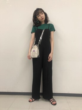 勝田里奈 is wearing ユニクロ "クルーネックT（半袖・秋冬モデル）"