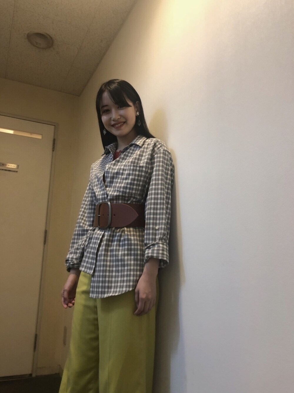 「勝田里奈、笠原桃奈、アンジュルム、秋のコーデ、fashion、秋服、チェックシャツ、パンツスタイル、マスタード、ベルト」｜「SLYのAUTUMN THICK WIDE BELT（ベルト、イエロー系）」を使った、勝田里奈さん（レディース・161cm）の秋コーディネートの1枚目の写真