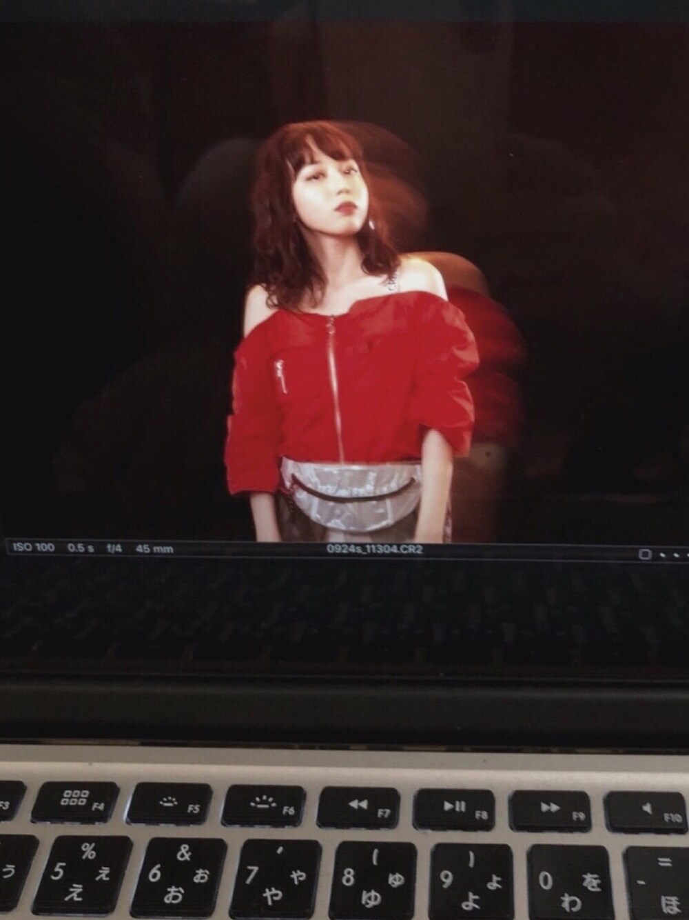 「勝田里奈、アンジュルム、赤、衣装、fashion、ウエストポーチ、サンダル、撮影、カメラ、カジュアルコーデ」｜「SLYのTINY DOTS LOW SANDAL（サンダル、ブラック系）」を使った、勝田里奈さん（レディース・161cm）の秋コーディネートの1枚目の写真