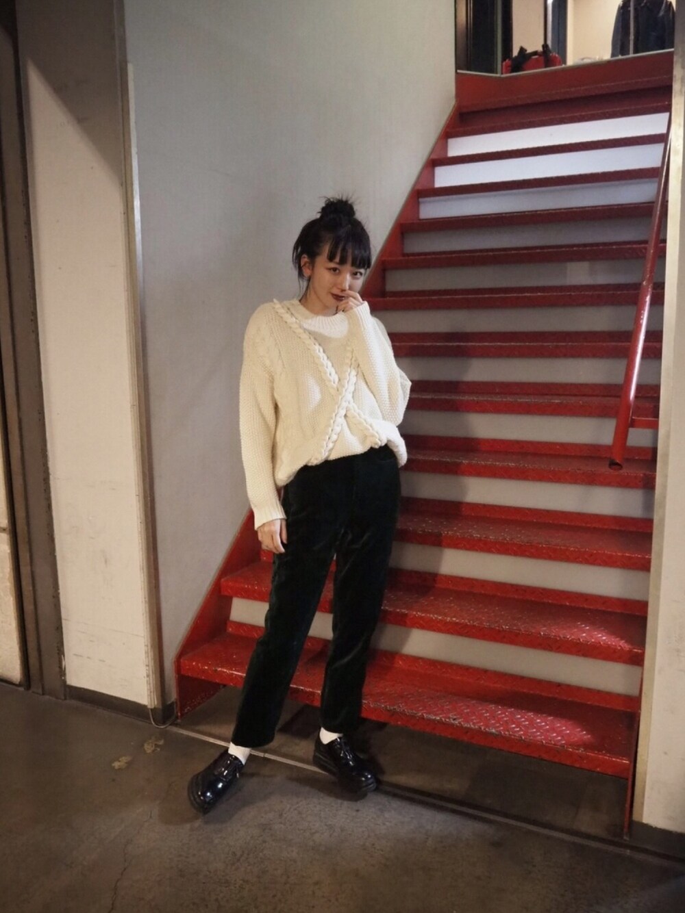 「勝田里奈、アンジュルム、ootd、fashion、ニット、knit、ベロア、グリーン、秋コーデ、シンプルおしゃれが好き」｜「SLOBE IENAのケーブルニットプルオーバー◆（ニット/セーター、ホワイト系）」を使った、勝田里奈さん（レディース・161cm）の秋コーディネートの1枚目の写真