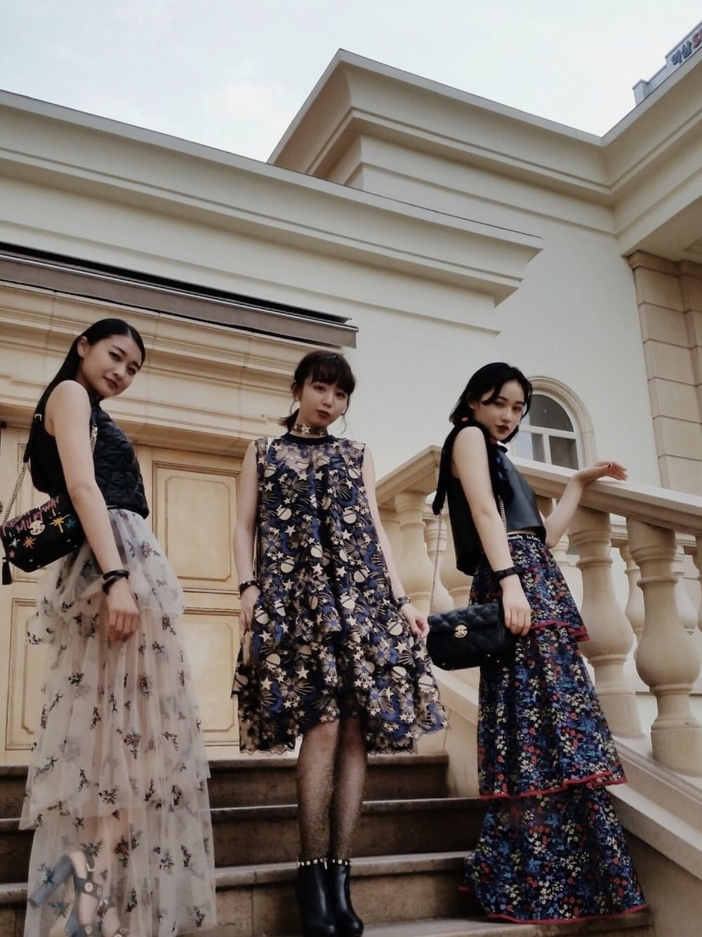 「勝田里奈、和田彩花、佐々木莉佳子、アンジュルム、メトロシティ、ワンピース、テントライン、fashion、ファッション、韓国ファッション」｜「METROCITYのアイテム（ワンピース/ドレス、ブルー系）」を使った、勝田里奈さん（レディース・161cm）の冬コーディネートの1枚目の写真