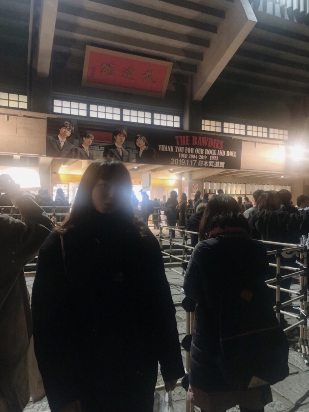 「勝田里奈、上國料萌衣、アンジュルム、THEBAWDIES、ootd、fashion、ブラック、黒、マフラー、シンプルコーデ」｜「FRED PERRYのWaffle Knit Scarf（マフラー、ブラック系）」を使った、勝田里奈さん（レディース・161cm）の冬コーディネートの1枚目の写真