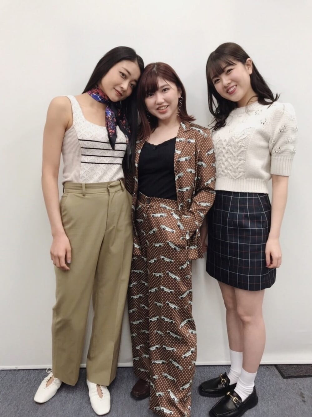 「アンジュルム、和田彩花、中西香菜、竹内朱莉、勝田里奈、fashion、シンプルコーデ、はるコーデ、春コーデ、spring」｜「AmeriのFLOWER BED SCARF（ストール/ショール、その他）」を使った、勝田里奈さん（レディース・161cm）の冬コーディネートの1枚目の写真