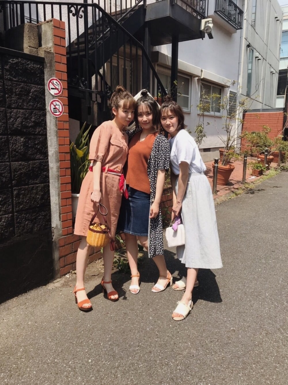 「勝田里奈、笠原桃奈、川村文乃、アンジュルム、古着、古着コーデ、春コーデ、春夏コーデ、令和ピンクを纏え、fashion」｜「aNiKiのアイテム（ワンピース、オレンジ系）」を使った、勝田里奈さん（レディース・161cm）の春コーディネートの1枚目の写真