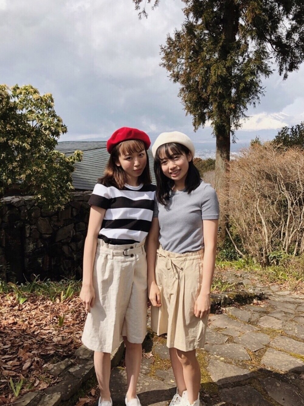 「勝田里奈、伊勢鈴蘭、アンジュルム、アンジュルムック、fashion、夏コーデ、ボーダー、ベレー帽、パンツスタイル、summer」｜「agnes b.のJ019 TS　ボーダーTシャツ（Tシャツ/カットソー、ブラック系）」を使った、勝田里奈さん（レディース・161cm）の春コーディネートの1枚目の写真