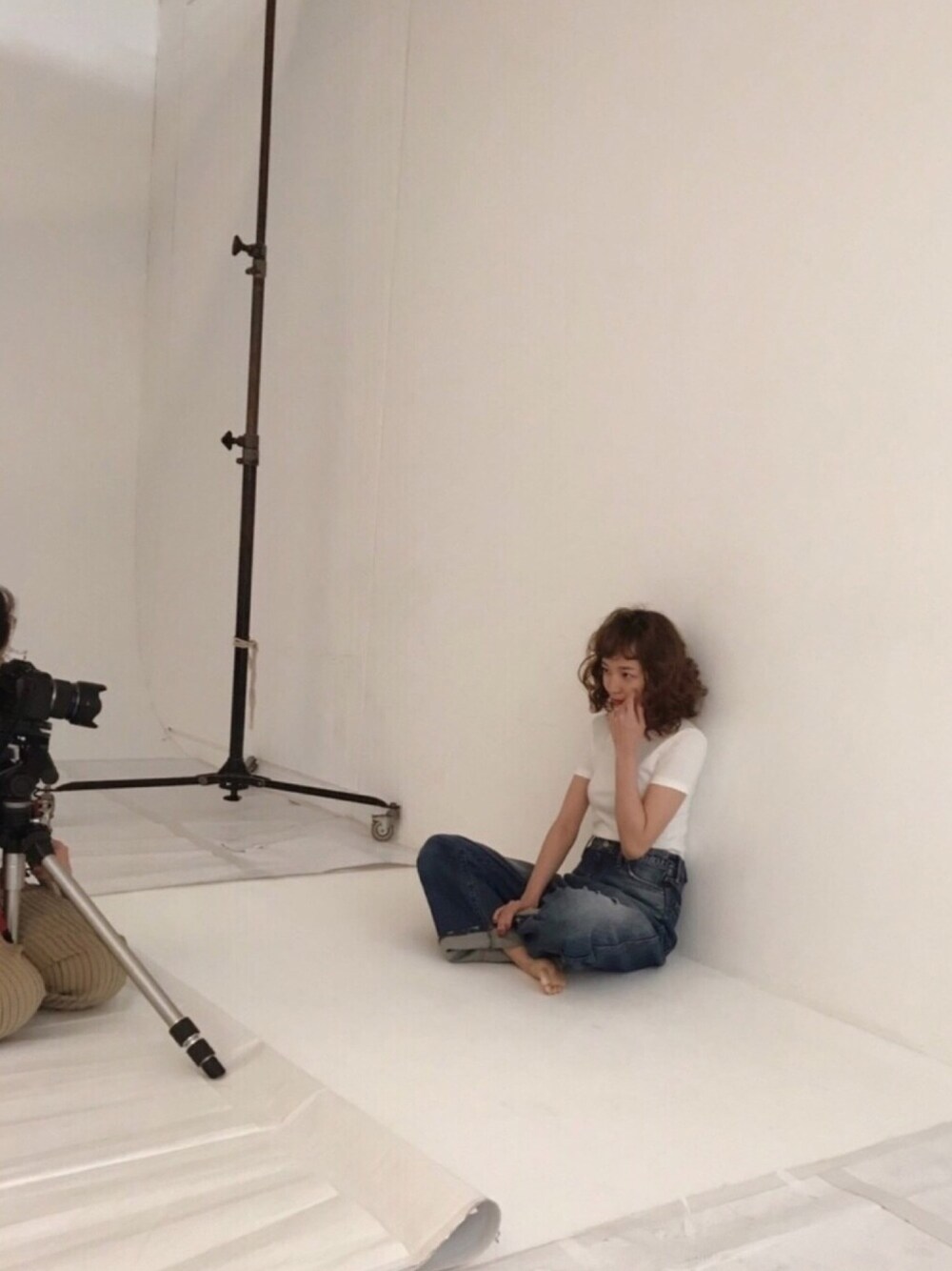 「勝田里奈、アンジュルム、アンジュルムック、デニム、デニムパンツ、シンプルコーデ、パンツスタイル、白Tシャツ、Tシャツ、オトナカジュアル」｜「PETIT BATEAUのクルーネック半袖Ｔシャツ（Tシャツ/カットソー、ホワイト系）」を使った、勝田里奈さん（レディース・161cm）の夏コーディネートの1枚目の写真