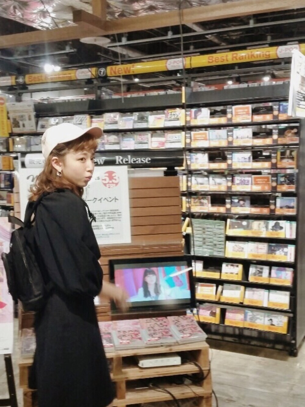 「勝田里奈、ootd、fashion、ワンピース、キャップ、リュック、夏、シンプル、黒、ブラック」｜「RUBY AND YOUのアイテム（ワンピース、ブラック系）」を使った、勝田里奈さん（レディース・160cm）の夏コーディネートの1枚目の写真