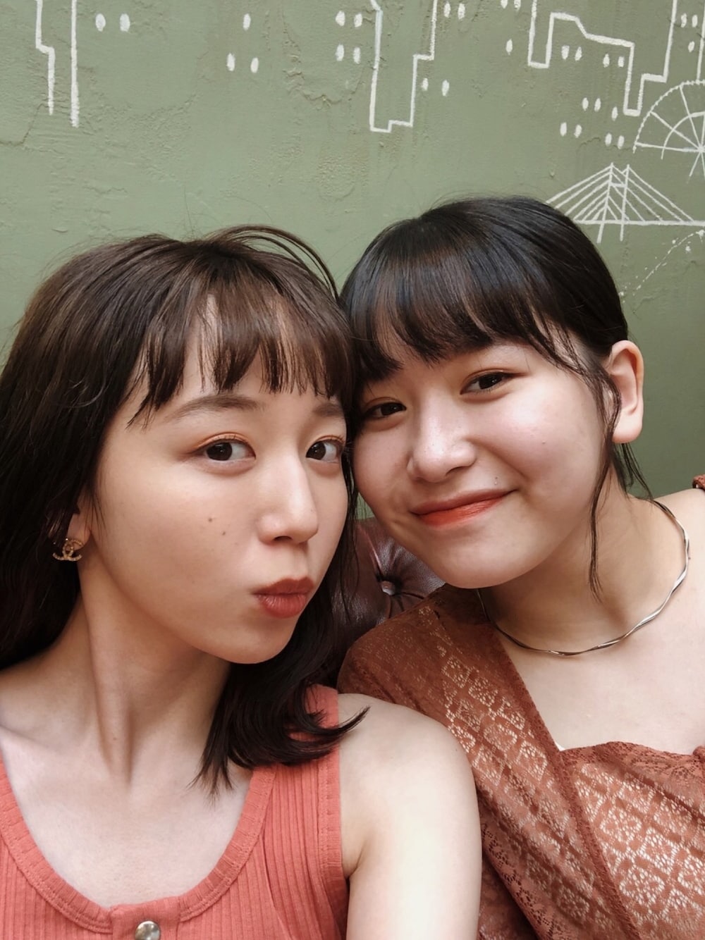 「勝田里奈、笠原桃奈、アンジュルム、ootd、fashion、outfit、タンクトップ、オレンジ、夏コーデ、summer」｜「Steven Alanのアイテム（タンクトップ、オレンジ系）」を使った、勝田里奈さん（レディース・161cm）の夏コーディネートの1枚目の写真