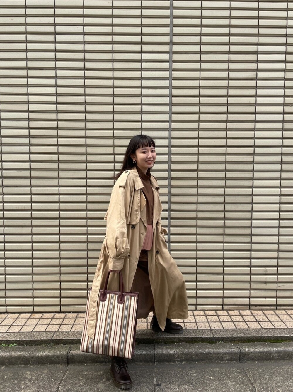 「勝田里奈、秋服、カジュアルコーデ、秋のコーデ、秋色、トレンチコート、outfit、fashion、セットアップ、ブラウン」｜「Mythikのアイテム（シャツ/ブラウス、ブラウン系）」を使った、勝田里奈さん（レディース・161cm）の秋コーディネートの1枚目の写真
