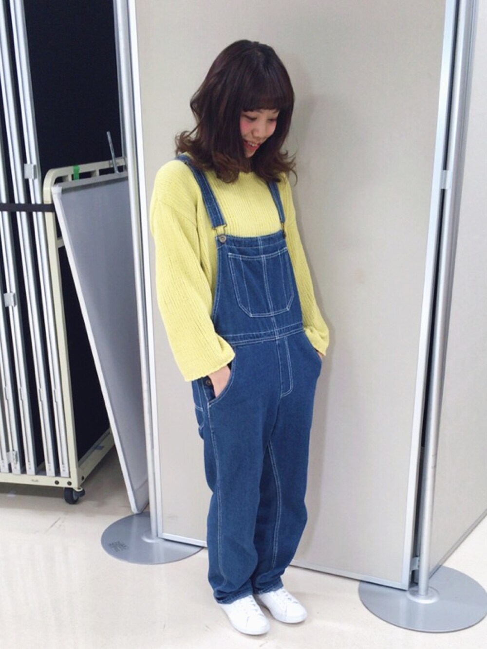 「BEAMSのアイテム（サロペット/オーバーオール、ブルー系）」を使った、Mizuhoさん（レディース・156cm）の冬コーディネートの1枚目の写真