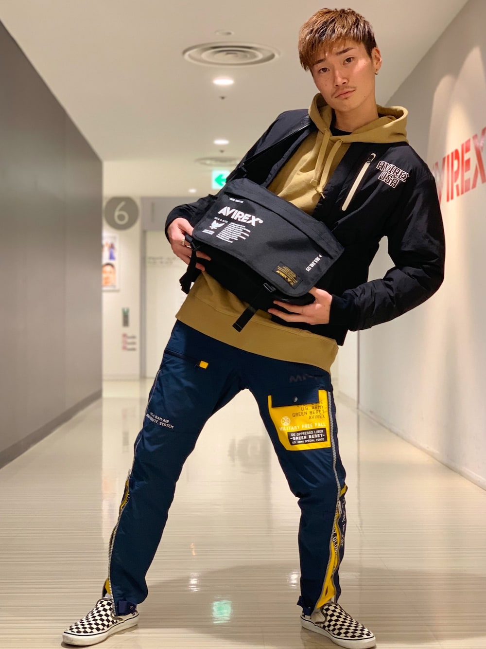 「ビッグシルエット、秋のコーデ、AVIREX、黄色、静岡、青、冬、ストリートMIX、今日のコーデ、お洒落さんとつながりたい」｜「AVIREXのリモデル サイドジップ パンツ/REMODEL SIDE ZIP PANTS【Avirex Military Camp】（カーゴパンツ、ブルー系）」を使った、RYUKIさん（メンズ・180cm）の秋コーディネートの1枚目の写真