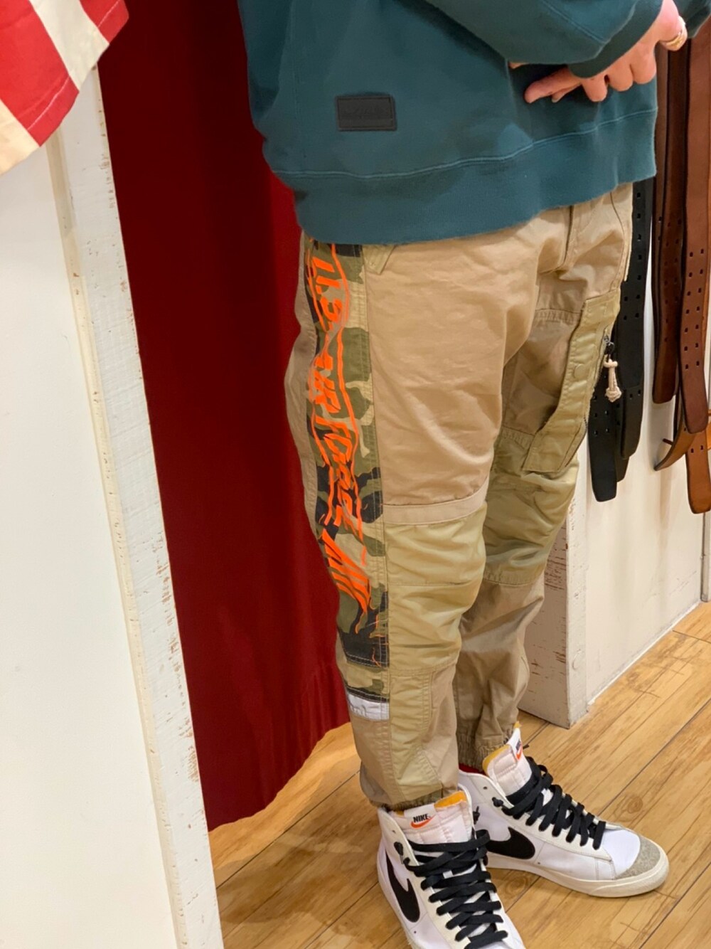 カーゴパンツ（ベージュ系）を使った「緑」の人気ファッション 