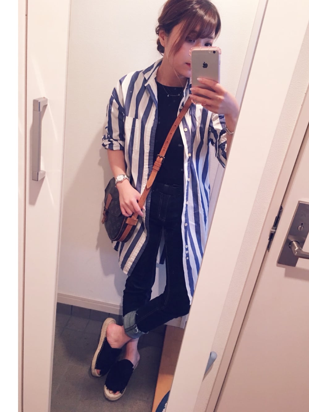 「ストライプ、ストライプシャツ、美容室」｜「LOUIS VUITTONのアイテム（ショルダーバッグ、ブラウン系）」を使った、ayanoさん（レディース・156cm）の春コーディネートの1枚目の写真