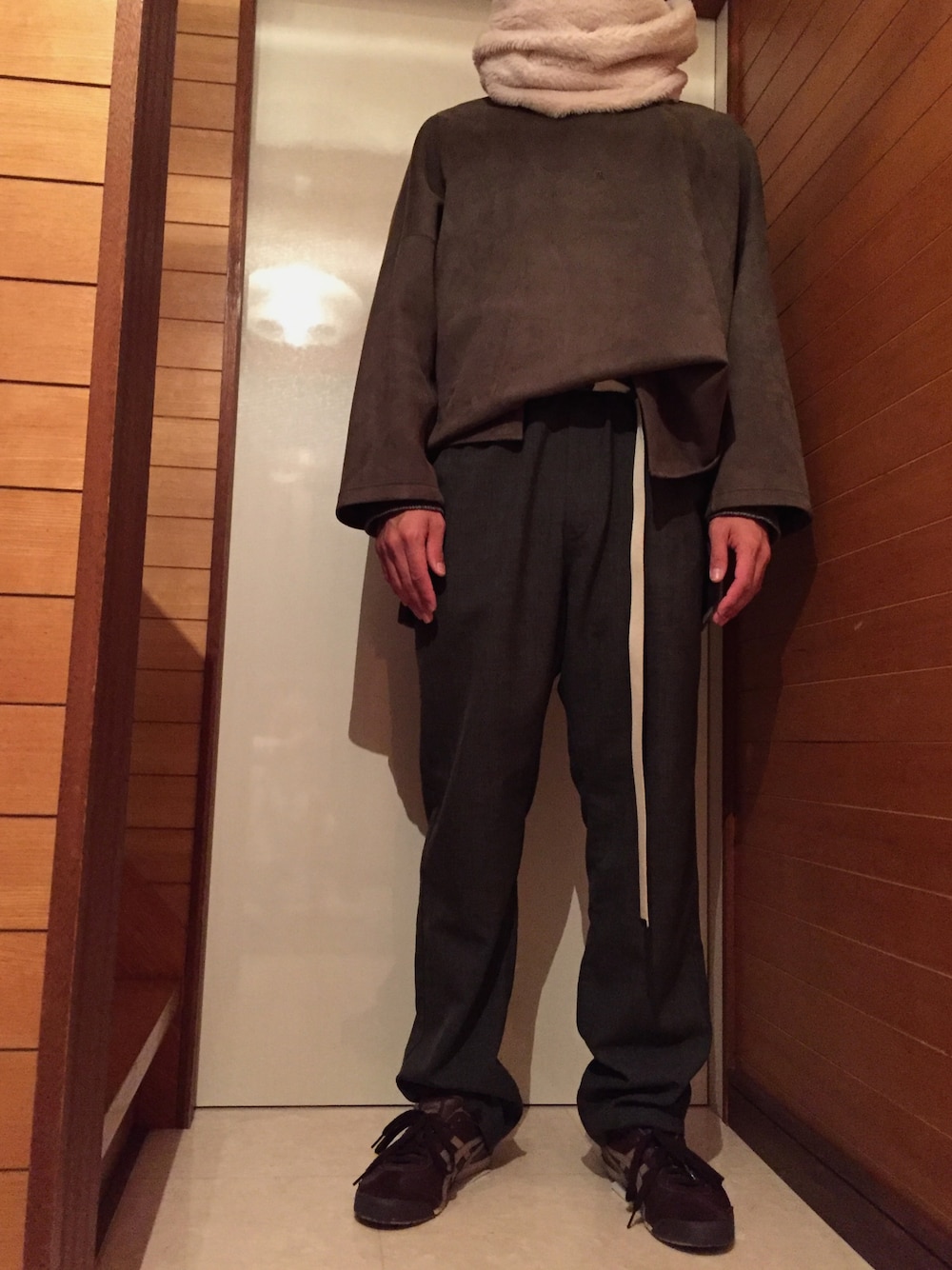 ブラウン系のスニーカー、グリーン系のTシャツ/カットソー、グレー系のブルゾンを着用したメンズの冬コーディネートの1枚目の写真