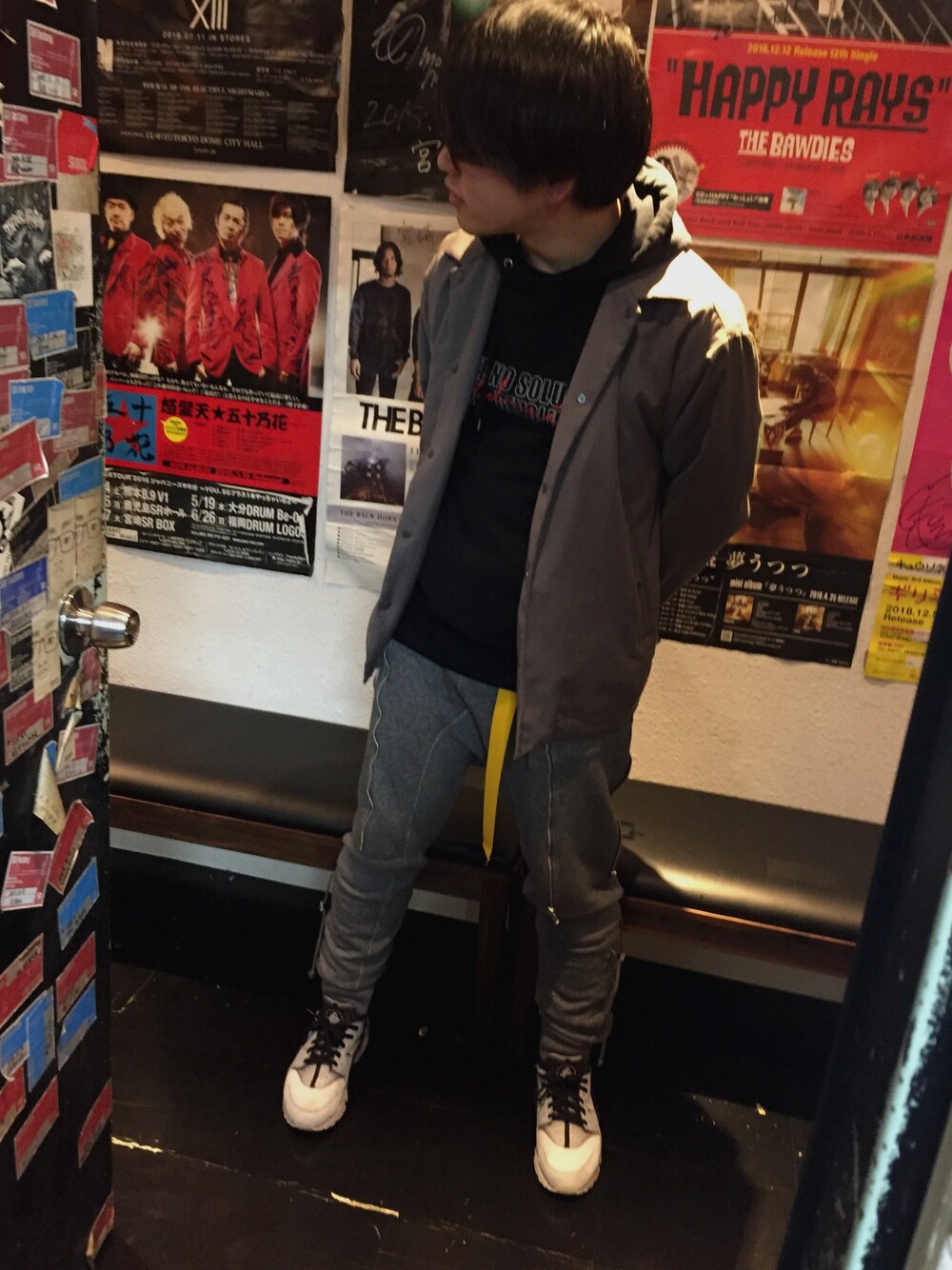 グレー系のブルゾン、ブラック系のパーカー、グレー系のその他パンツを着用したメンズの冬コーディネートの1枚目の写真