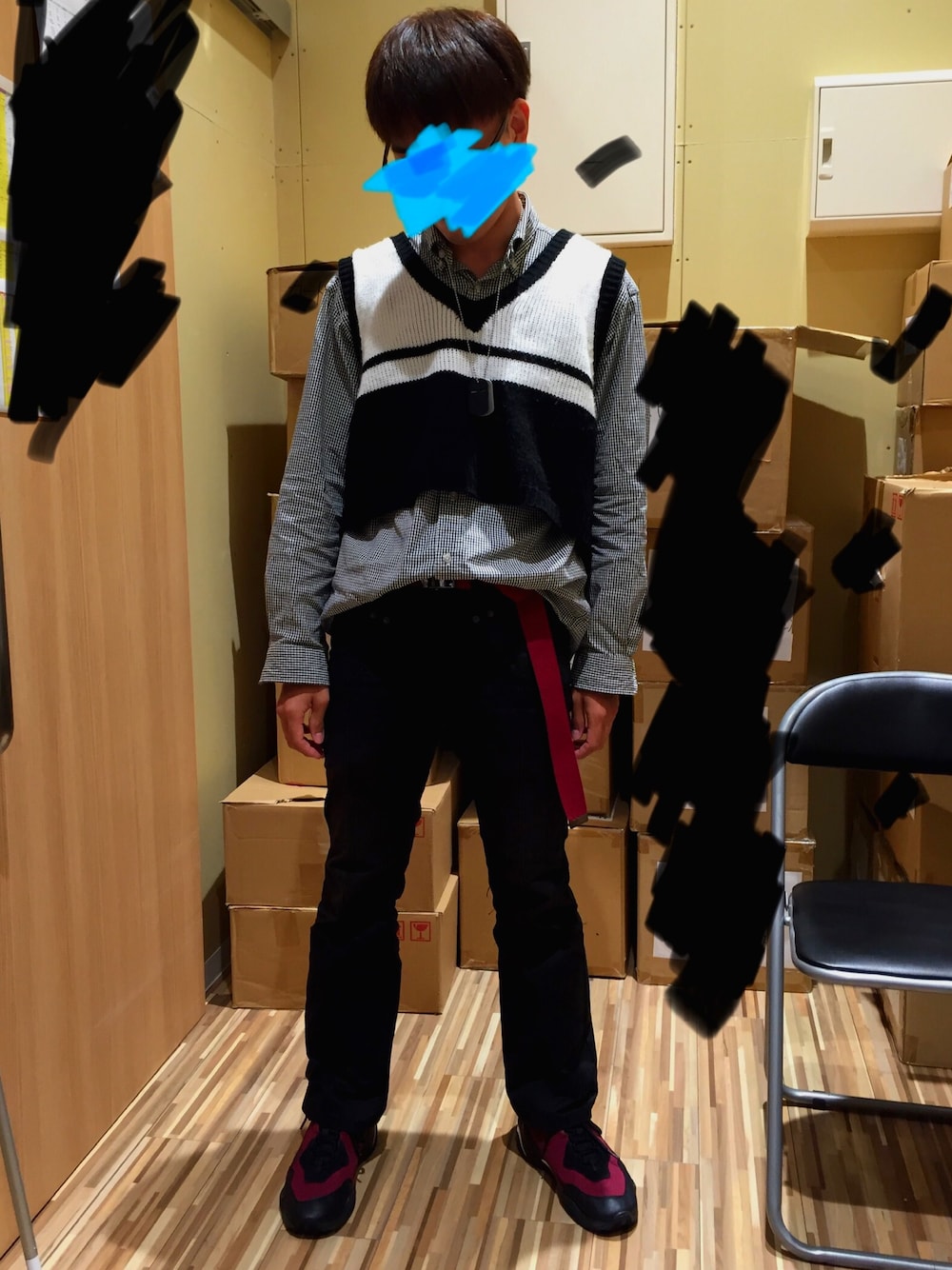 ブルー系のシャツ/ブラウス、ブラック系のベスト、ブラック系のその他パンツを着用したメンズの春コーディネートの1枚目の写真