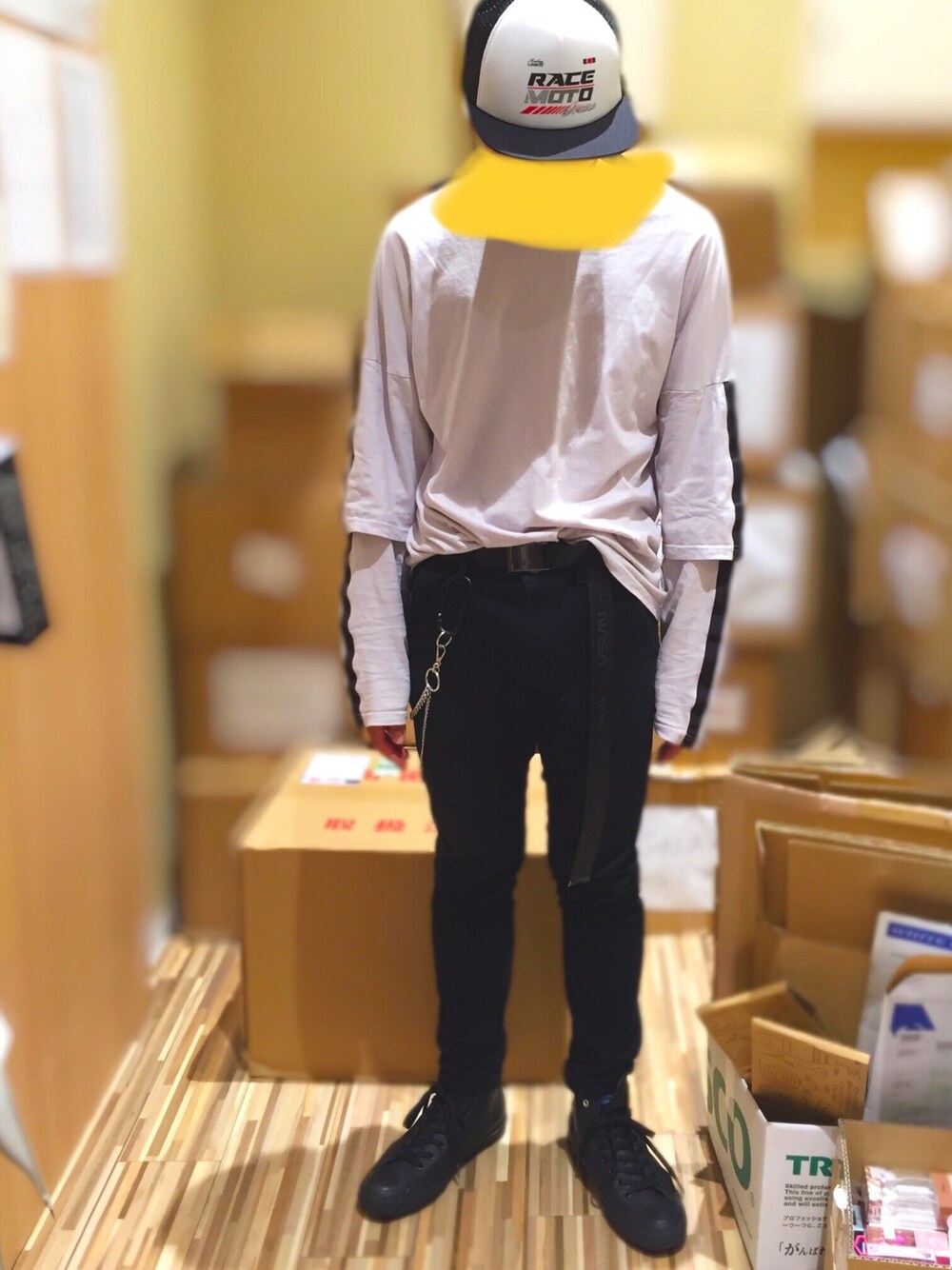 ホワイト系のTシャツ/カットソー、ブラック系のその他パンツ、ブラック系のスニーカーを着用したメンズの夏コーディネートの1枚目の写真