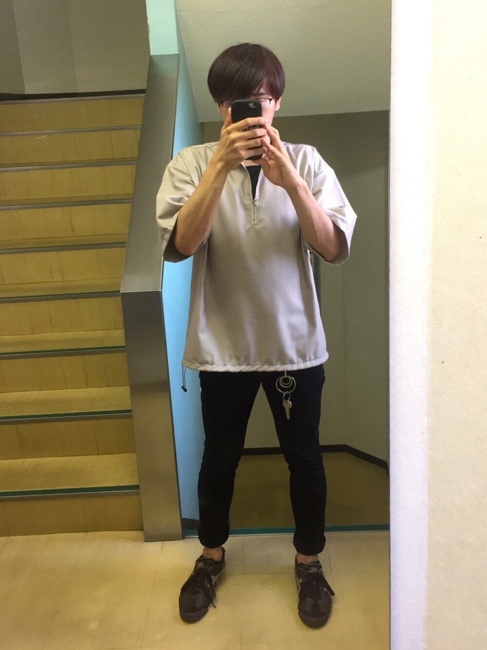 ベージュ系のシャツ/ブラウス、ブラック系のTシャツ/カットソー、ブラック系のその他パンツを着用したメンズの秋コーディネートの1枚目の写真
