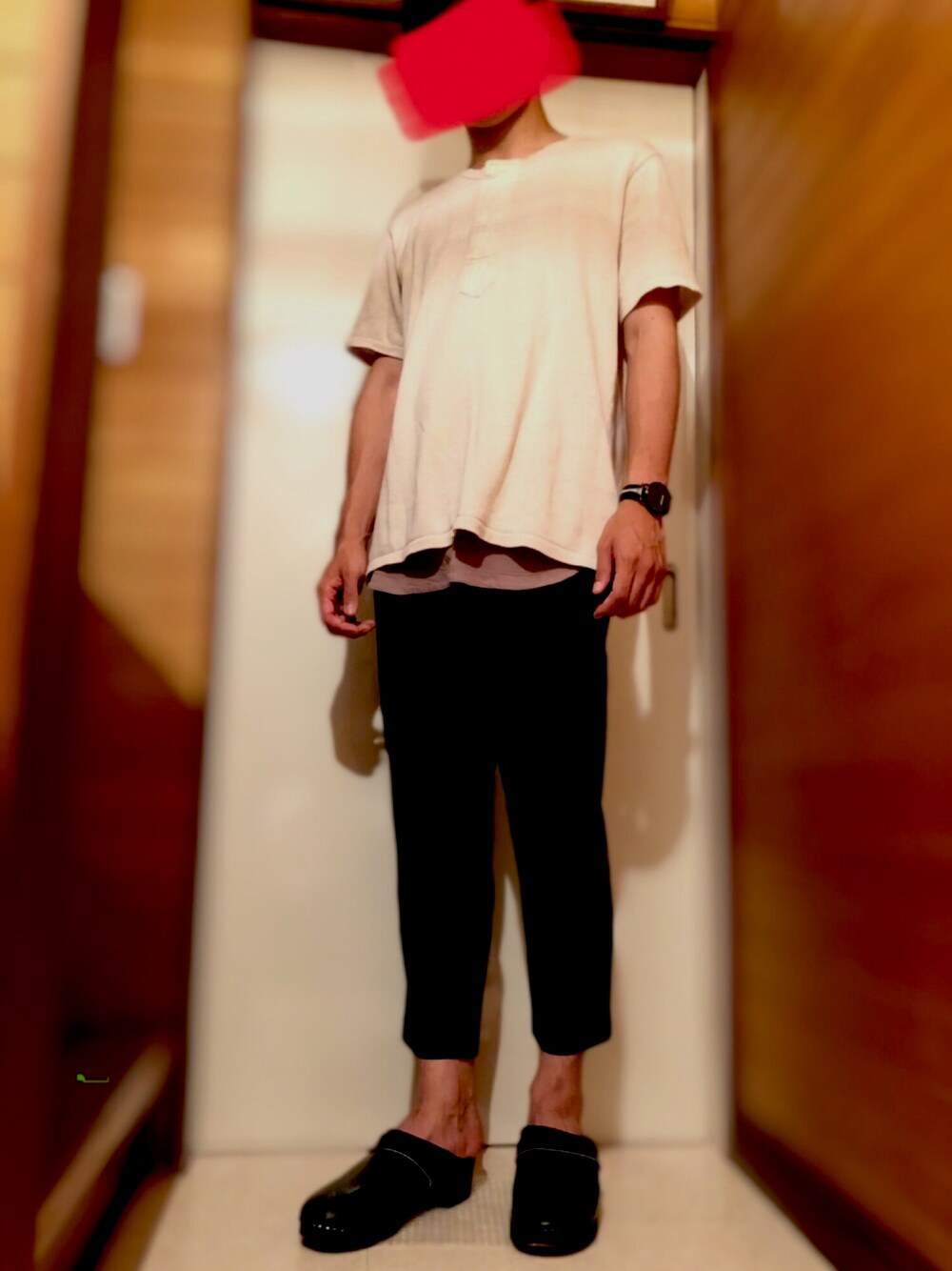 ベージュ系のTシャツ/カットソー、ベージュ系のタンクトップ、ブラック系のその他パンツを着用したメンズの秋コーディネートの1枚目の写真