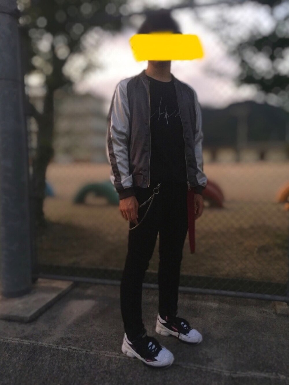 グレー系のブルゾン、ブラック系のTシャツ/カットソー、ブラック系のその他パンツを着用したメンズの秋コーディネートの1枚目の写真