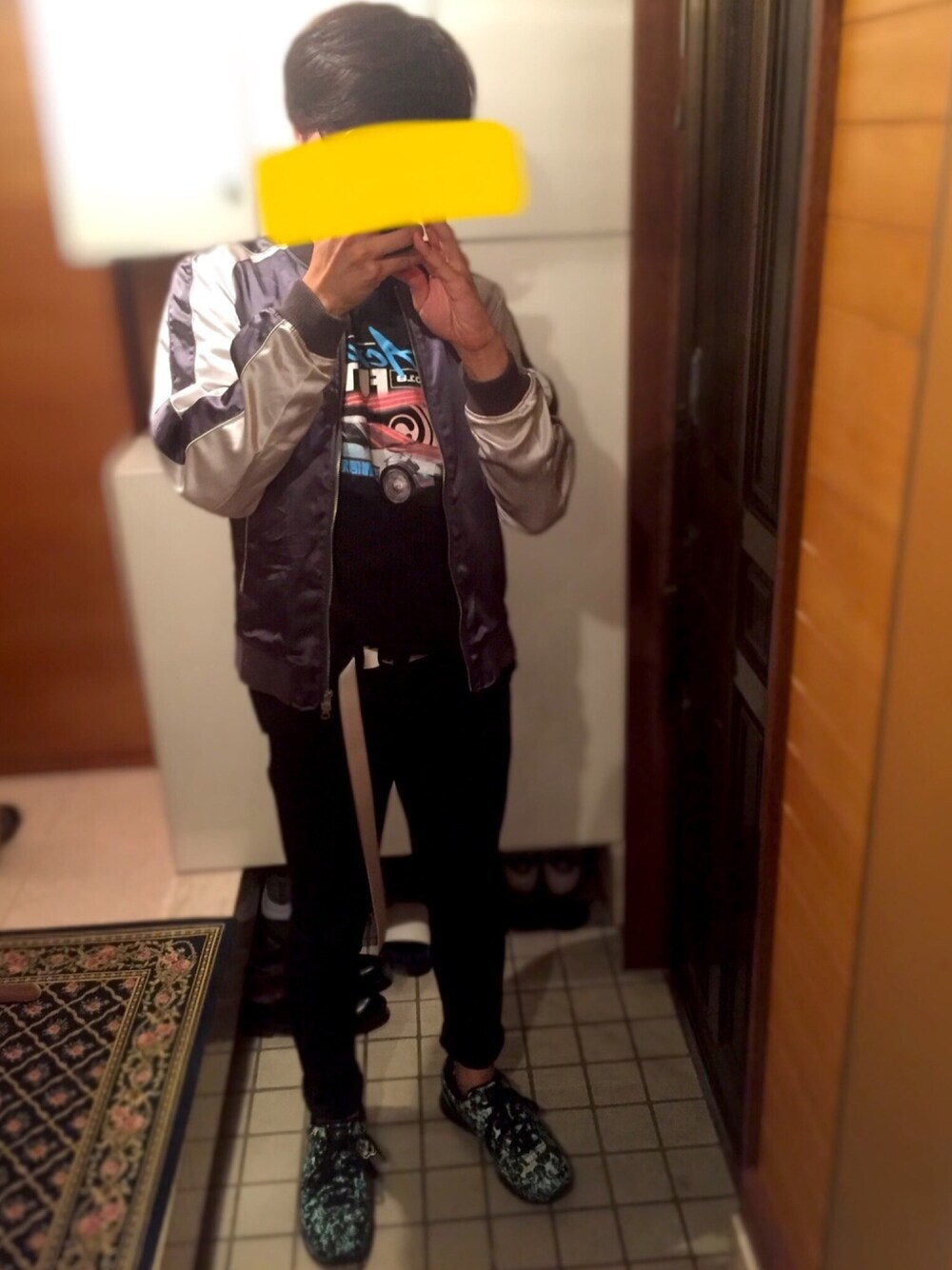 グレー系のブルゾン、ブラック系のTシャツ/カットソー、ブラック系のその他パンツを着用したメンズの秋コーディネートの1枚目の写真
