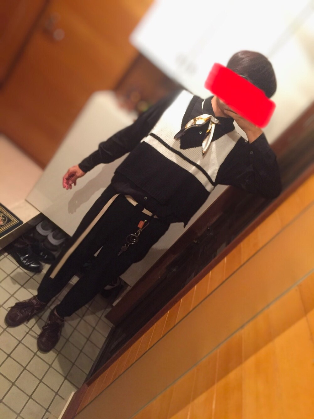 ブラック系のシャツ/ブラウス、ブラック系のベスト、ブラック系のその他パンツを着用したメンズの秋コーディネートの1枚目の写真