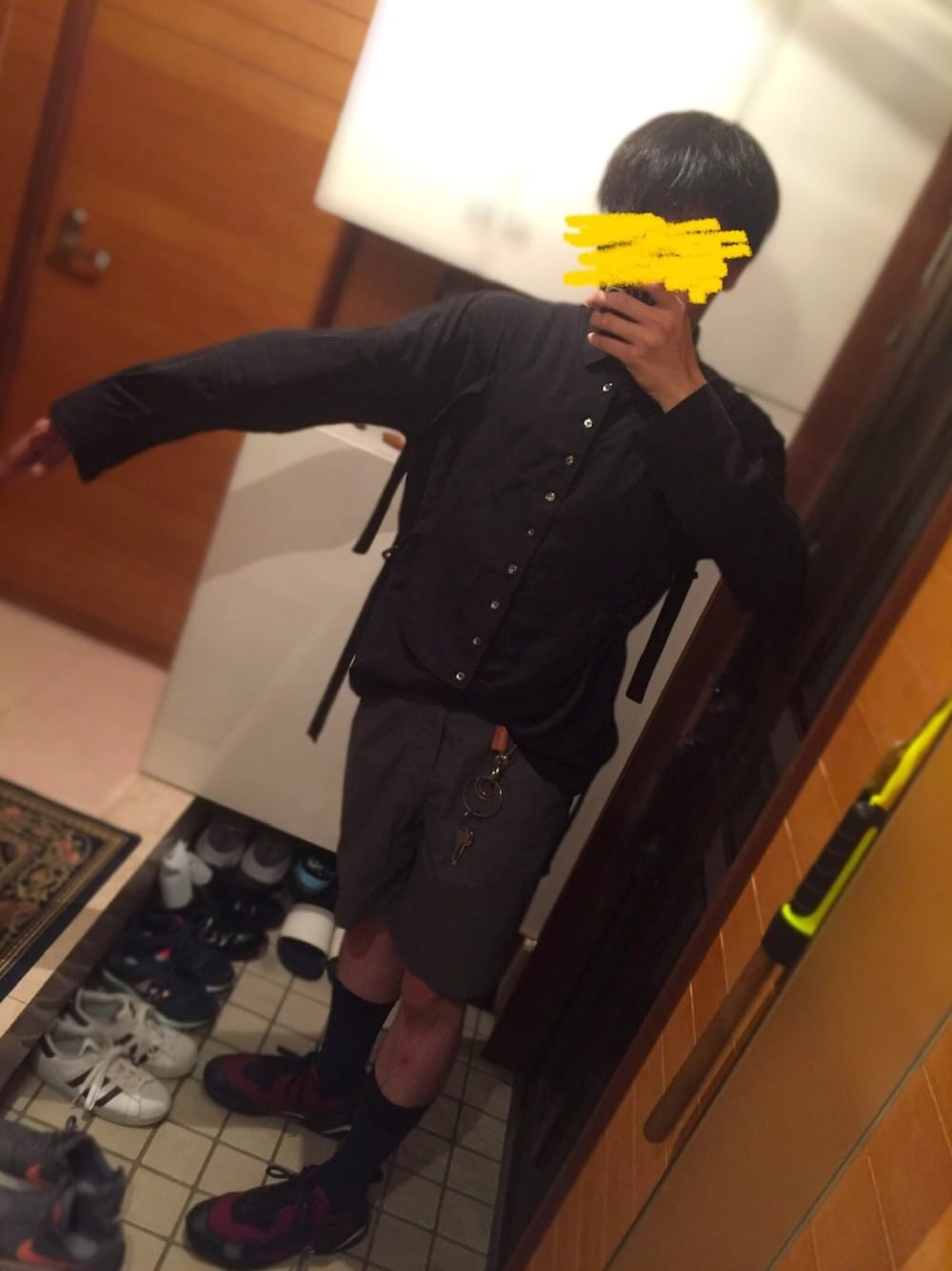 ブラック系のシャツ/ブラウス、グレー系のその他パンツ、レッド系のスニーカーを着用したメンズの秋コーディネートの1枚目の写真