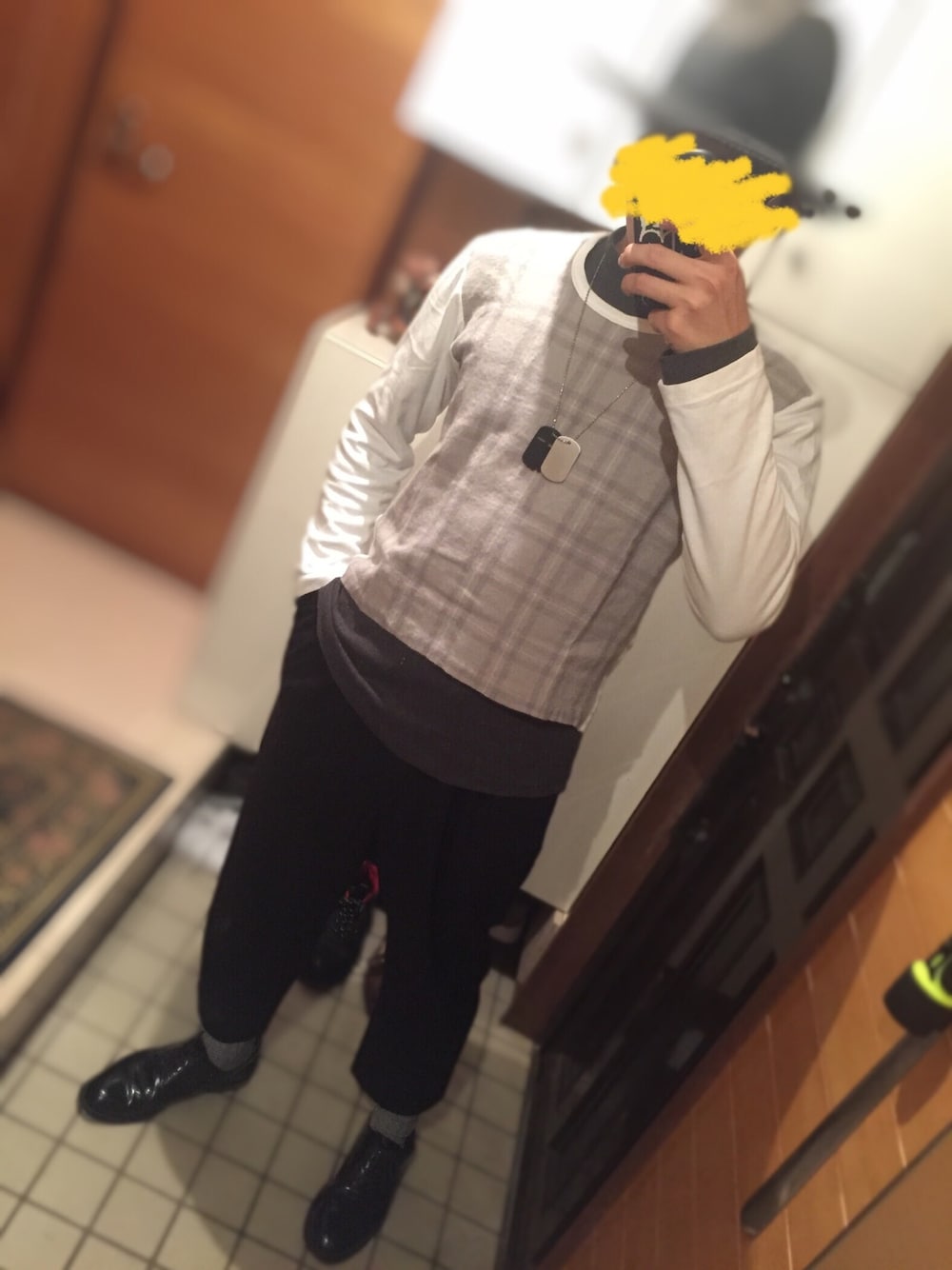 グレー系のTシャツ/カットソー、グレー系のTシャツ/カットソー、ブラック系のスラックスを着用したメンズの秋コーディネートの1枚目の写真