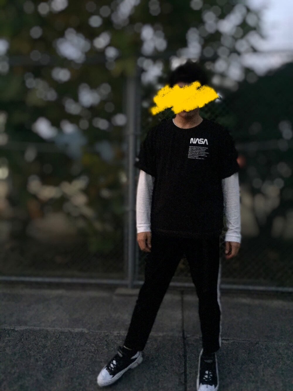 ブラック系のTシャツ/カットソー、ホワイト系のTシャツ/カットソー、ブラック系のその他パンツを着用したメンズの秋コーディネートの1枚目の写真